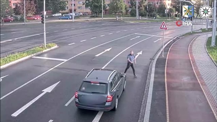 Aracın Önüne Atlayıp Ardından da Hiçbir Şey Olmamış Gibi Yoluna Devam Eden Adam