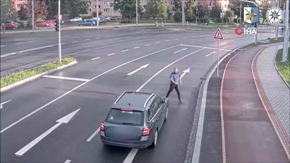 Aracın Önüne Atlayıp Ardından da Hiçbir Şey Olmamış Gibi Yoluna Devam Eden Adam