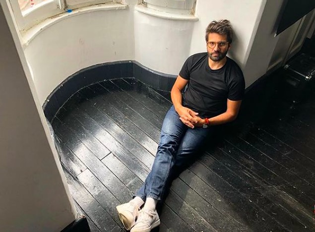 Başarılı oyuncu elbette ki tüm bunlarla yetinmemiş. Kendisi New York’taki Stella Adler Studio of Acting’de de oyunculuk eğitimi almış.