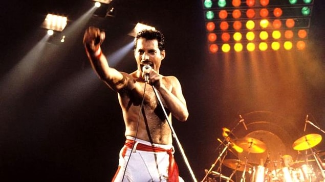 4. Freddie Mercury, çocukluğunun çoğunu Hindistan'da geçirmiştir ve yedi yaşında akrabalarıyla yaşarken piyano dersleri almaya başlamıştır...