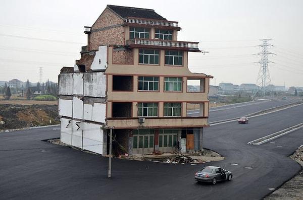 10. Çin’in Wenling, Zhejiang eyaletinde evlerinin yıkılmasına izin vermeyen yaşlı çift yolun ortasında bu şekilde kaldı: