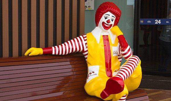 10. McDonald's şirketi, 2016 yılında palyaço korkutma videosu akımı nedeniyle palyaço maskotu Ronald McDonald'ı aşamalı olarak sessizce kaldırdı.