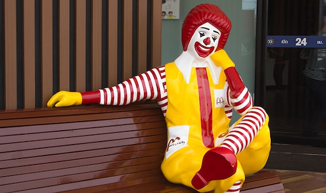 10. McDonald's şirketi, 2016 yılında palyaço korkutma videosu akımı nedeniyle palyaço maskotu Ronald McDonald'ı aşamalı olarak sessizce kaldırdı.