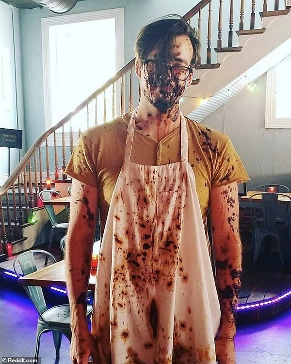 3. Никто не застрахован от случайных проливов или брызг на кухне. Однако редко это заканчивается вот таким беспорядком, и это, очевидно, острый соус ... который, наверное, жжет ему лицо!