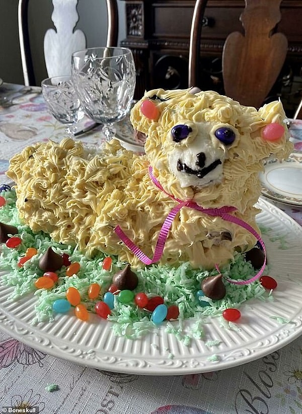 6. То ли из-за остекленевшего взгляда, то ли из-за маниакальной ухмылки, этот торт в форме барашка от шеф-повара-любителя выглядит как что-то из фильма ужасов