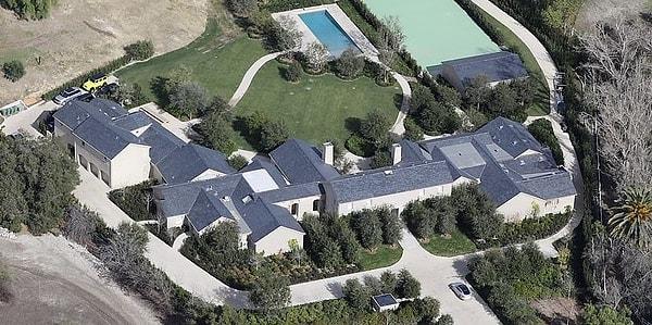 Ev ayrıca Kanye'nin eskiden Kim'le beraber yaşadığı 60 milyon dolarlık 'Hidden Hills' evine 30 dakika mesafede yer alıyor.