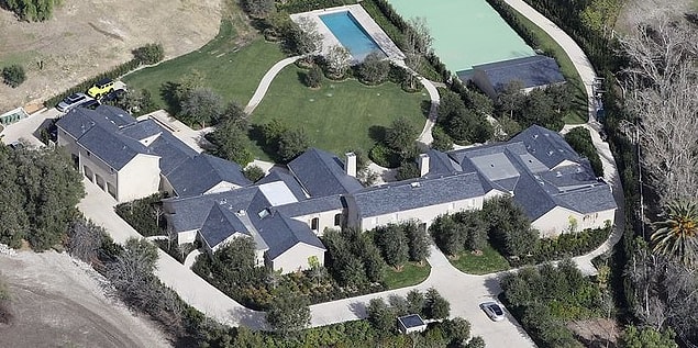 Ev ayrıca Kanye'nin eskiden Kim'le beraber yaşadığı 60 milyon dolarlık 'Hidden Hills' evine 30 dakika mesafede yer alıyor.