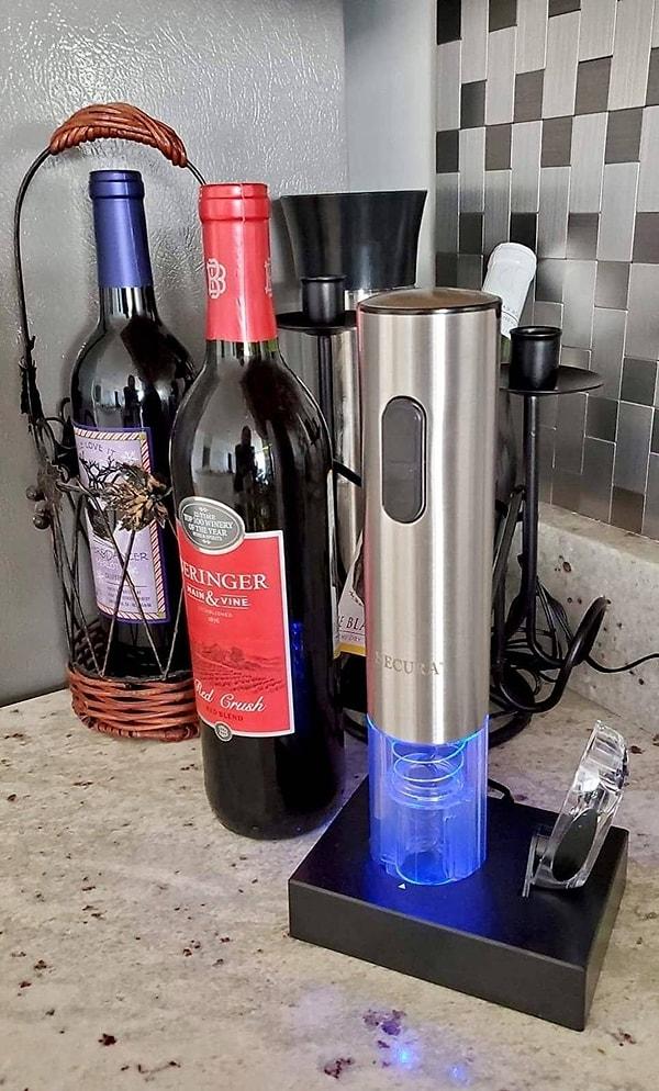 17. Elektrikli şarap açacağı ile misafirlerinizi ağırlayabilirsiniz...
