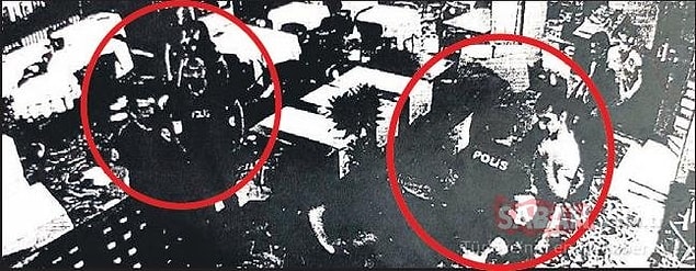 Çalıkoğlu olay yerine gelen görevli polis memurunun beylik tabancasını alıp başına doğru yöneltiyor.