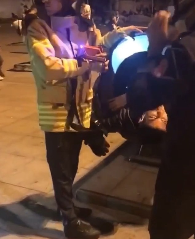 Bir süre çıkmak için çabalayan kişiyi çevredekiler de çıkaramayınca itfaiye ekiplerine haber verildi.