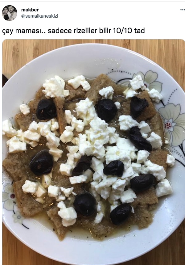 Son tartışma konumuz ise daha çok Rizeliler'in tükettiği Çay Maması isimli bu yiyecek. Altında çayla ıslatılmış ekmek, üstünde de peynir ve zeytin var.