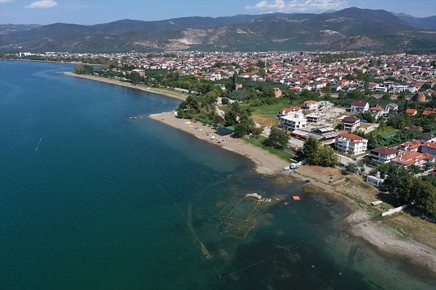 Orhangazi'de su kıyıdan 35 metreye kadar çekildi