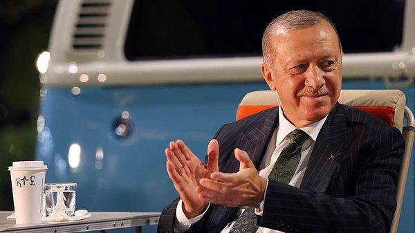 Son tartışmalardan sonra danışmanları Tayyip Erdoğan’ı yönlendirmiş olacak ki Erdoğan gençlere yönelik açıklamalar yapmaya başladı. Onlarla programlar yapıyor, kongrelerde doğrudan iletişim kurmayı deniyor. Tabii programlar ‘’banttan canlı yayın’’ olduğu için yapaylığı sırıtıyor.