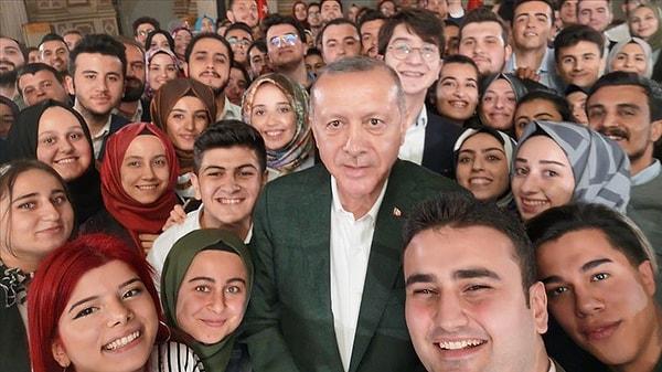Tayyip Erdoğan muhtemelen yaşının getirisi olarak gençlerle kurduğu dil tepeden ve çok sert. Banttan canlı yayınlarda şarkı söyleyerek de bu dil yumuşamıyor.