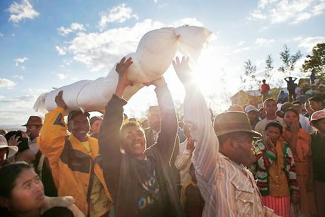 4. Madagaskar'da ölülerle dans ediliyor.