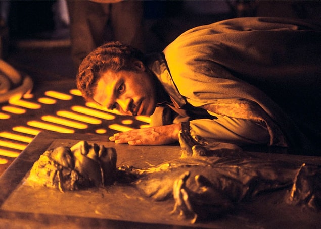 14. Yıldız Savaşları: İmparator filminde Harrison Ford dondurulmuştu çünkü sadece ilk iki film için anlaşma imzalamıştı.