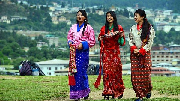 12. Butan'da erkekler geceleri gizlice kızların odasına girip onlarla birlikte oluyorlar.