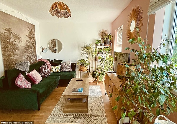 Эмма использовала в основном экономичную мебель из вещи, которые она нашла на обочине дороги, и много предметов бывшего употребления. На фото трансформация гостиной.