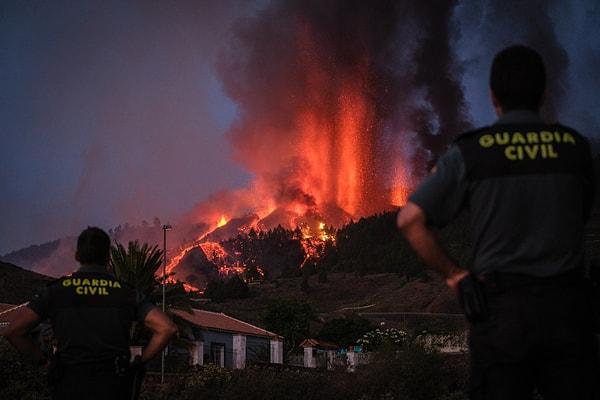 Gökyüzüne siyah duman bulutları yayıldı ve La Palma adasındaki Cumbre Vieja yanardağından lavlar püskürdü.