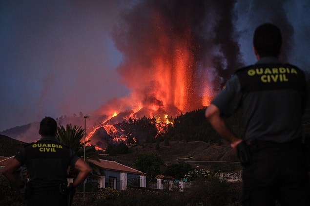 Gökyüzüne siyah duman bulutları yayıldı ve La Palma adasındaki Cumbre Vieja yanardağından lavlar püskürdü.