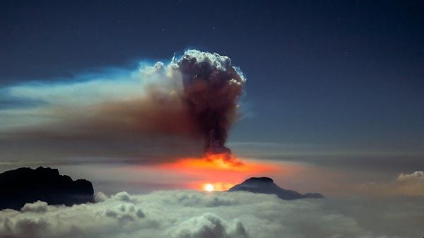 Yanardağın patlama sırasında ve sonrasında çekilen görüntüleriyse oldukça şaşırtıcı. 👇