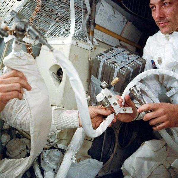 Bununla birlikte, ay modülü yalnızca kısa bir süre için iki astronot barındıracak şekilde tasarlandığından, karbondioksit birikmesi hayatta kalmaları için ciddi bir tehdit oluşturuyordu.