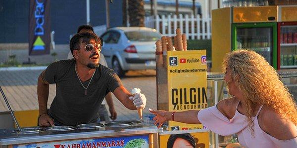Antalya ilinin Lara ilçesinde faliyet yürüten Çılgın Dondurmacı oldukça büyük bir kitleye sahip.