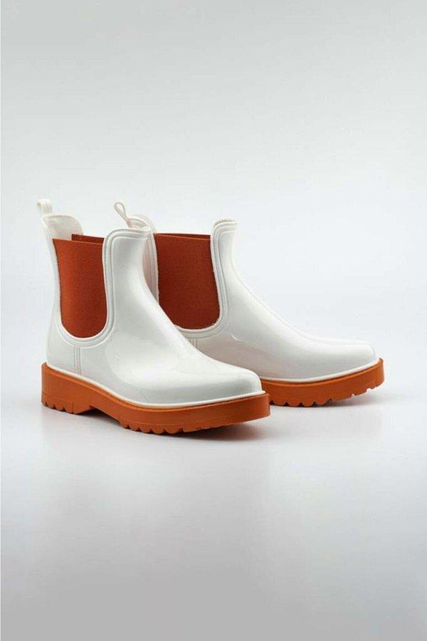 11. Yağmurlu havalarda ayaklarını korurken tarzına tarz katacak yağmur botları...