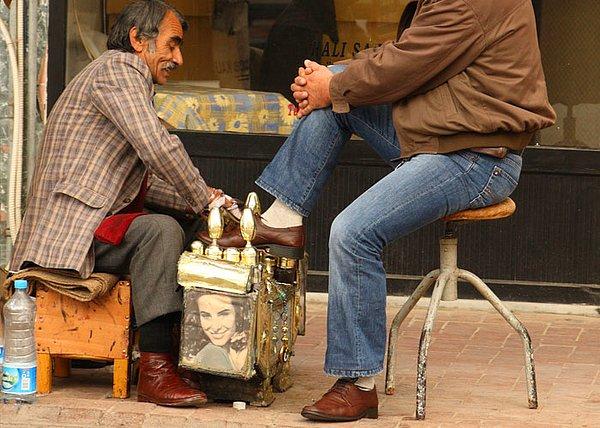 25. İstanbul'daki ayakkabı temizleyicileri.
