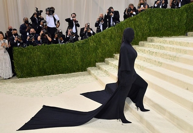 En son Met Gala'da giydiği simsiyah kostüm ile mizahşörlerin diline düşmüştü.