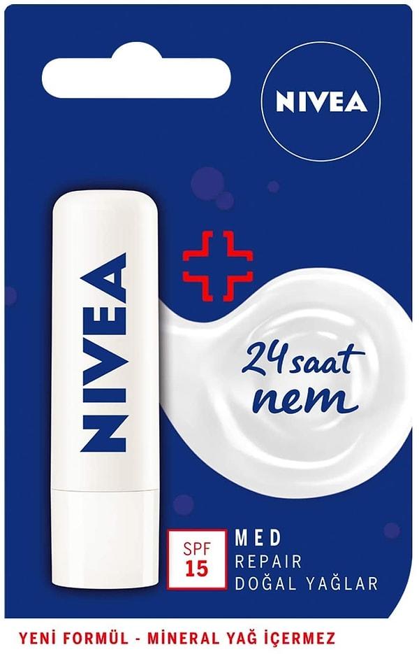 5. Nivea Med Repair dudak bakım kremi, hassas dudakları güçlendirir ve 24 saat nem etkisiyle kurumayı önler.