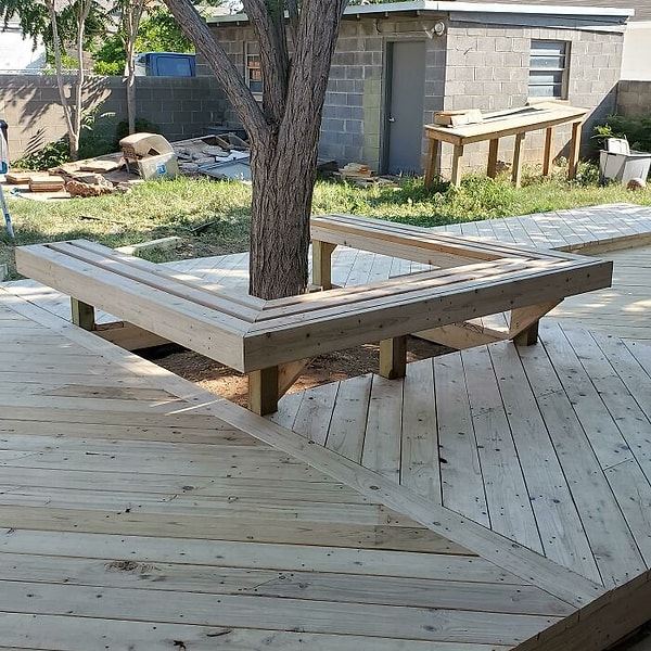 4. "Владелец хотел срубить дерево для террасы, но я уговорил его построить вокруг него скамейку. Думаю, получилось красиво, и дерево спасли"