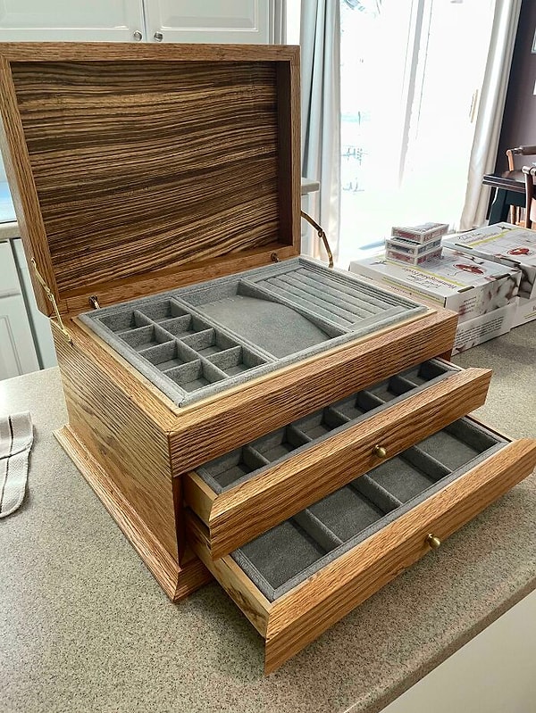 13. Шкатулка для бабушки из досок дуба