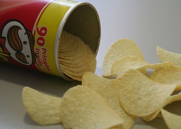25. P&G şirketi, uzun bir süre Pringles'ın patates cipsi olmadığını öne sürmüş. İngiltere Yüksek Mahkemesi patates cipsi olduklarını kanıtlamış ve P&G'den 160 milyon dolar vergi talep etmiş.