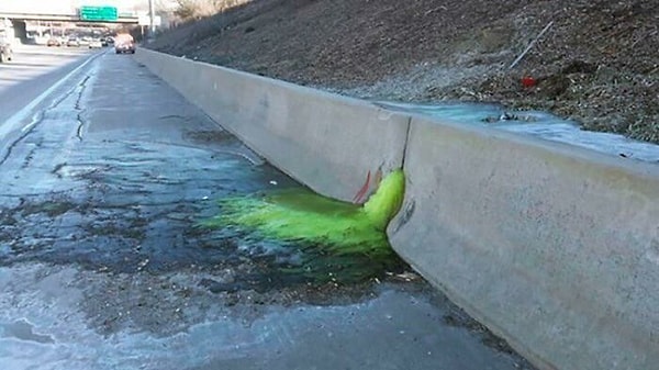 5. Декабрь 2019 года в Детройте: большое количество хрома-6 просочилось в землю из химического хранилища, в котором он содержался ненадлежащим образом. Это было обнаружено только тогда, когда оно просочилось на близлежащее шоссе