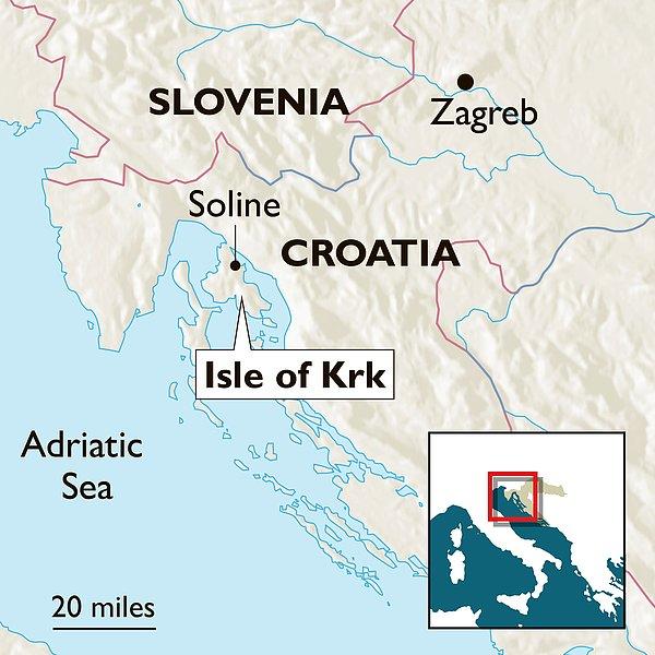 Hırvatistan'ın Krk Adası'na bağlı Soline Köyü yakınlarındaki sarp kayalıkta gizemli bir kadın bulundu.