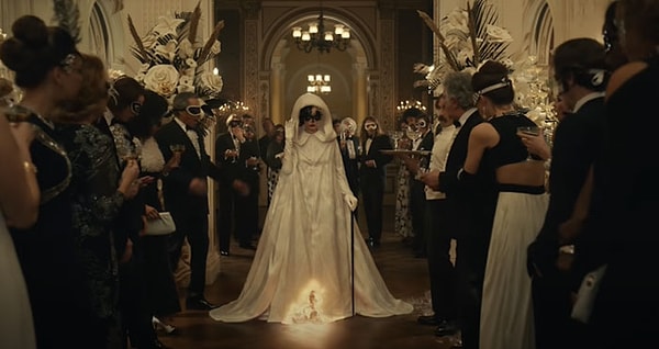 13. Много материала диснеевского канала, ориентированного на девочек-подростков. Главные герои двуличны и склонны к манипуляциям и используют свою внешность, чтобы получить желаемое