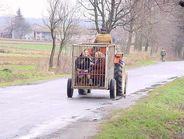 8. Kırsalda bir traktör arkasında bir kafes içerisinde yolculuk eden bu teyzeler seyahat olanaklarına yeni bir yöntem katmış.