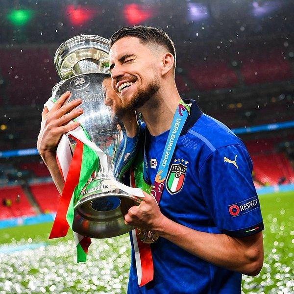 2021 yılı Jorginho için harika geçti desek yalan olmaz. Önce Chelsea ile Şampiyonlar Ligi'ni sonra da İtalya ile EURO 2020'yi kazandı. Ve en son da Chelsea ile UEFA Süper Kupa'nın sahibi oldu.