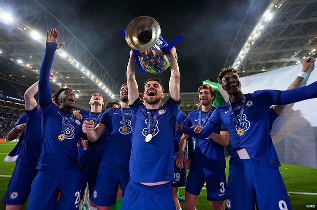 EURO 2020'nin en iyi orta saha oyuncusu olurken, UEFA Yılın Futbolcusu ödülünün de sahibi oldu.