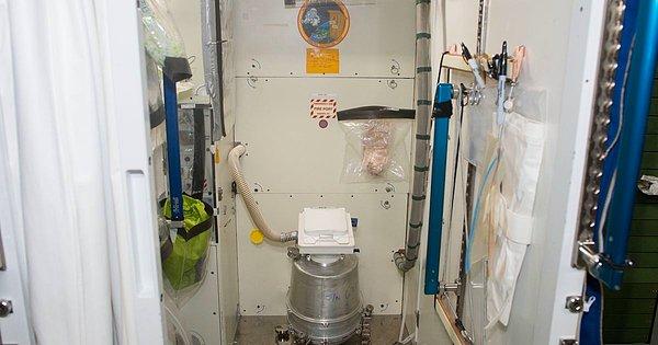 Şimdi gelelim idrarların da bir kısmının içme suyu olarak dönüştürüldüğü bu tuvaletlere... Efendim gördüğünüz tuvalet ISS yani Uluslararası Uzay İstasyonu'nun bir tuvaleti.