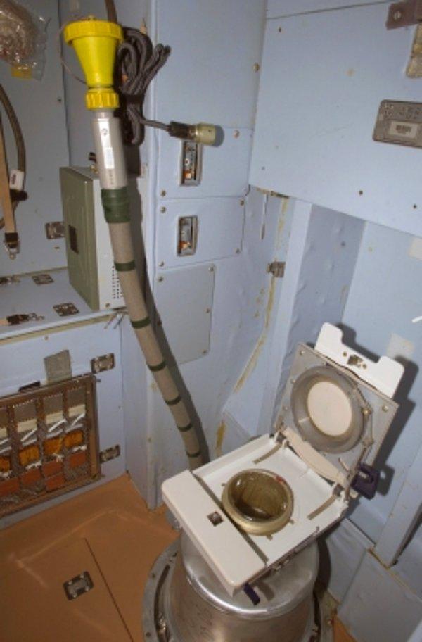 Şu an uzaydaki 9 tuvaletin 4'ü ISS'te bulunuyor. Bu gördüğünüz de Rus tarafına ait bir tuvalet. Rus'lar zamanında 2 tuvalet götürürler istasyona.