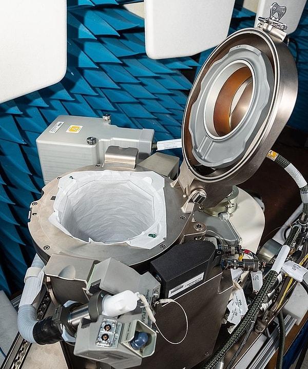 Ancak ihtiyaç hasıl olur ve NASA geçen sene bugünlerde görmüş olduğunu yeni tuvaleti tam 23 milyon dolar maliyetler ISS'e gönderir.