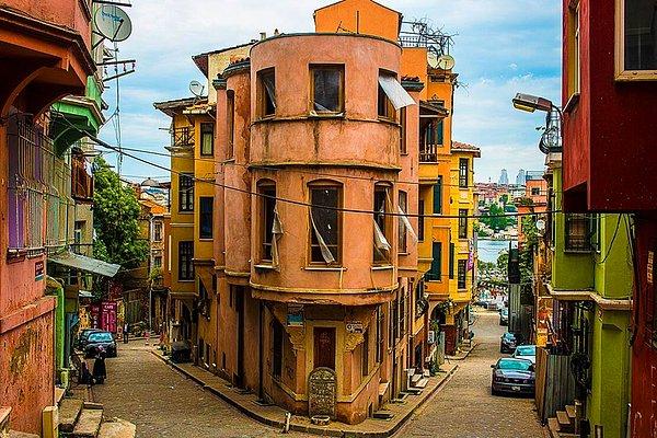 Rengarenk evleriyle son dönemlerde gerek yerel halkın gerekse turistlerin ilgisini çeken Balat, İstanbul'un en gözde semtlerinden biri. Tarihin kokusunu içinize çeke çeke sokaklarında geziyorsunuz. Sizi bambaşka bir zamana götürüyor adeta.