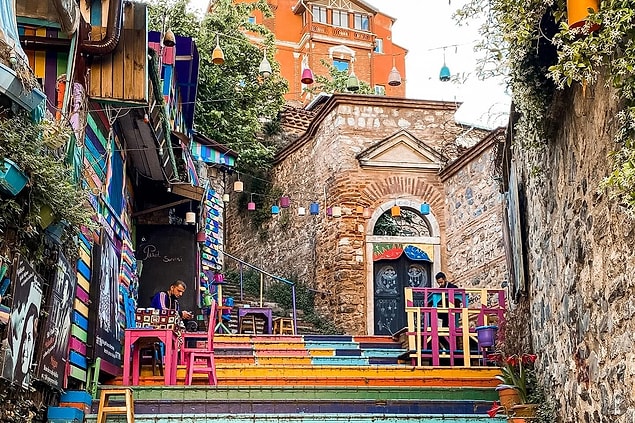 Bu arada reklam ve film sektörünün bu mafyadan da haberi varmış tabii ama kimse de bu duruma itiraz etmemiş. Balat çetelere teslim edilmiş resmen!
