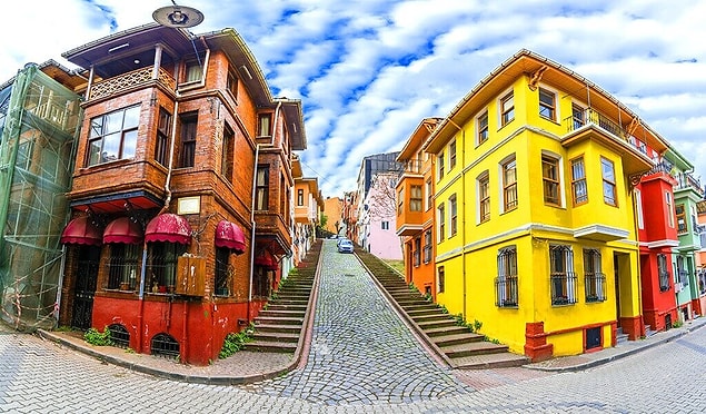 Sokaklarında keyifle gezdiğimiz Balat'ın son hali böyle. Yetkililerden de şu an için herhangi bir açıklama gelmedi. Bu insanlara bakalım yaptırım uygulanacak mı? Hep birlikte göreceğiz...