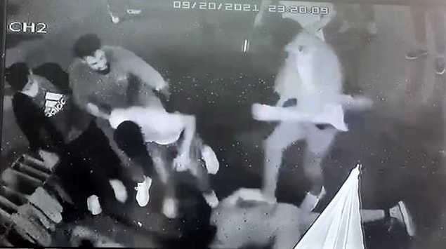 Ünlü model Şevval Şahin’in sevgilisi olan ve Kerem Kamışlı’yı denize atmasıyla gündem olan yazılım mühendisi Yiğit Marcus Aral'ın, Taksim’de yere yatırılarak tekme ve yumruklarla öldüresiye dövüldüğü anlar kameralara yansıdı. Güven timleri tarafından kaçmaya çalışırken yakalanan 3 şüpheli, çıkarıldıkları mahkeme tarafından adli kontrol şartıyla serbest bırakıldı.