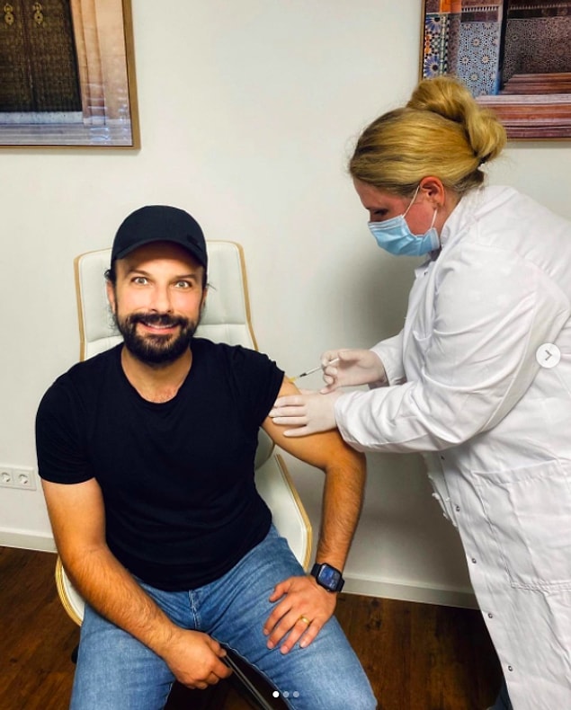 Ve bugün de "Gel gel gel güzelim gel gel acımayacak :)😉💉 Dün ikinci aşımı da oldum👍" diyerek böyle bir paylaşım yaptı.