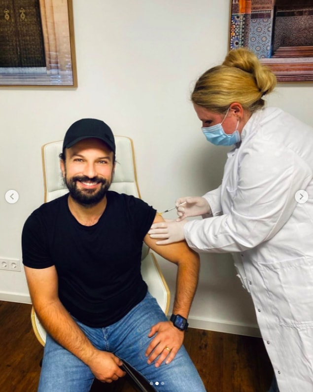 Ve bugün de "Gel gel gel güzelim gel gel acımayacak :)😉💉 Dün ikinci aşımı da oldum👍" diyerek böyle bir paylaşım yaptı.