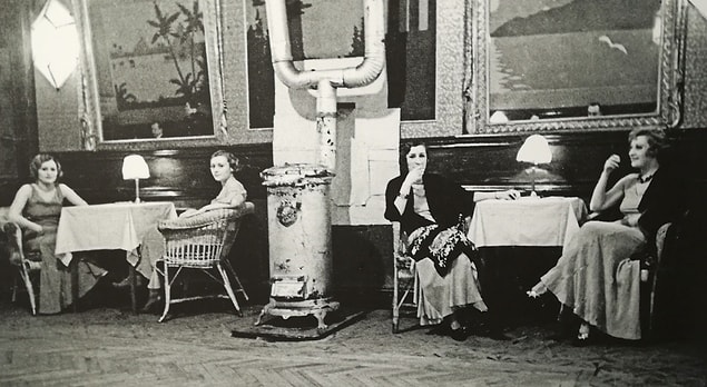 Arşiv meraklıları toplansın çünkü yine ilgi çekici bir portreye yakından bakacağız. O yüzden sizi öncelikle 1940'lara, 1950'lere götüreceğiz. Bu görmüş olduğunuz yer Pera'da bulunan Turan Bar.